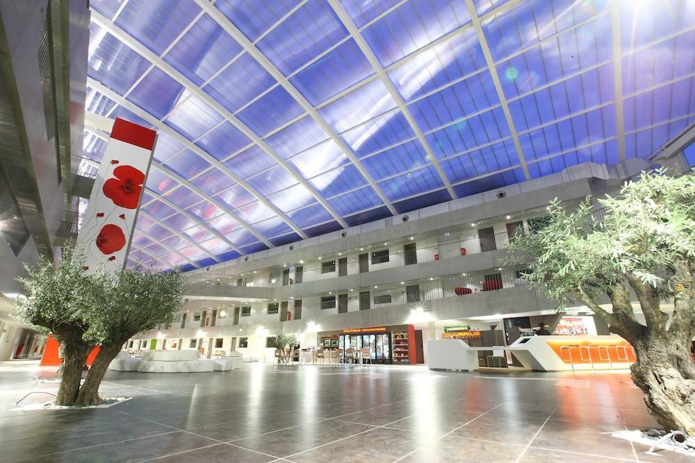 Cowool Cergy Aparthotel Exteriör bild