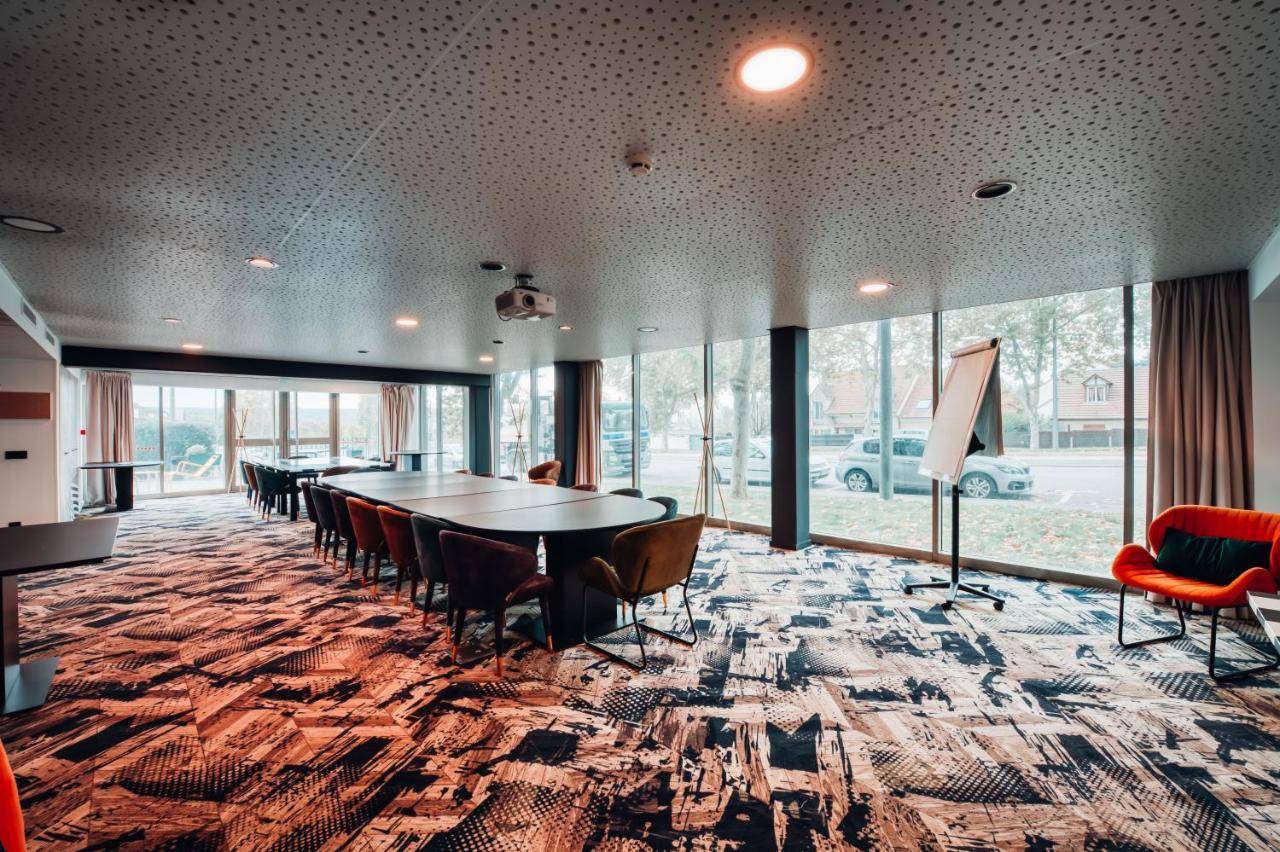 Cowool Cergy Aparthotel Exteriör bild