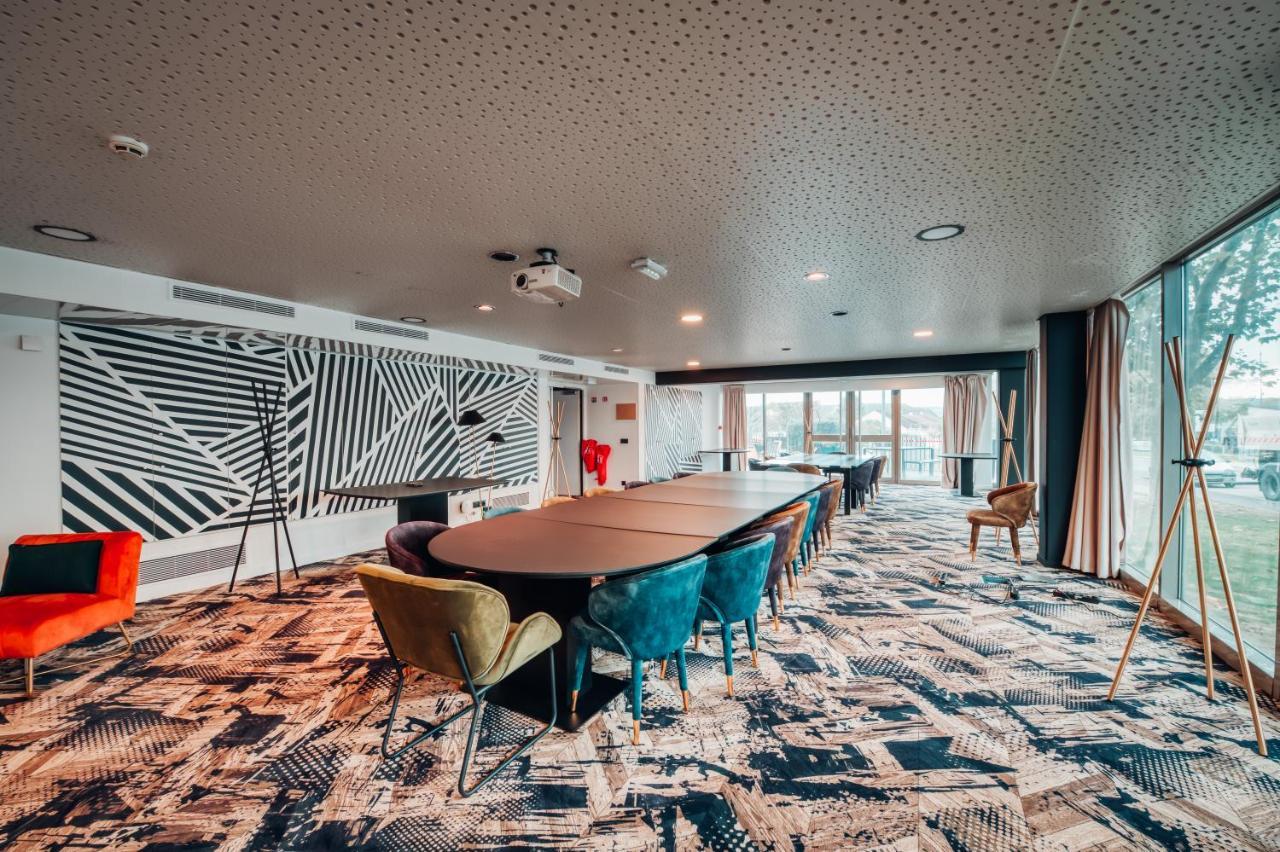 Cowool Cergy Aparthotel Exteriör bild