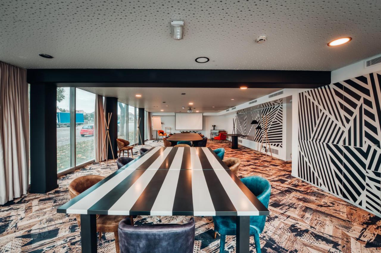 Cowool Cergy Aparthotel Exteriör bild